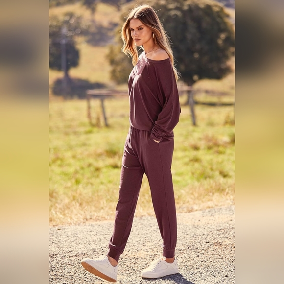 NWT!! Women's Wine Red Long Sleeve Crewneck Top with Pants Sweatsuit/Tracksuit - Picture 4 of 10